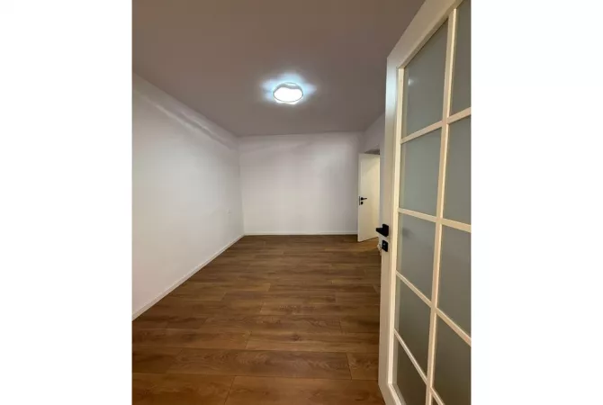Shtepi ne shitje Apartament ne Tirane, 1+1, Mobilimi Bosh, pa mobiluar, Pagesa 118,900  Euro.