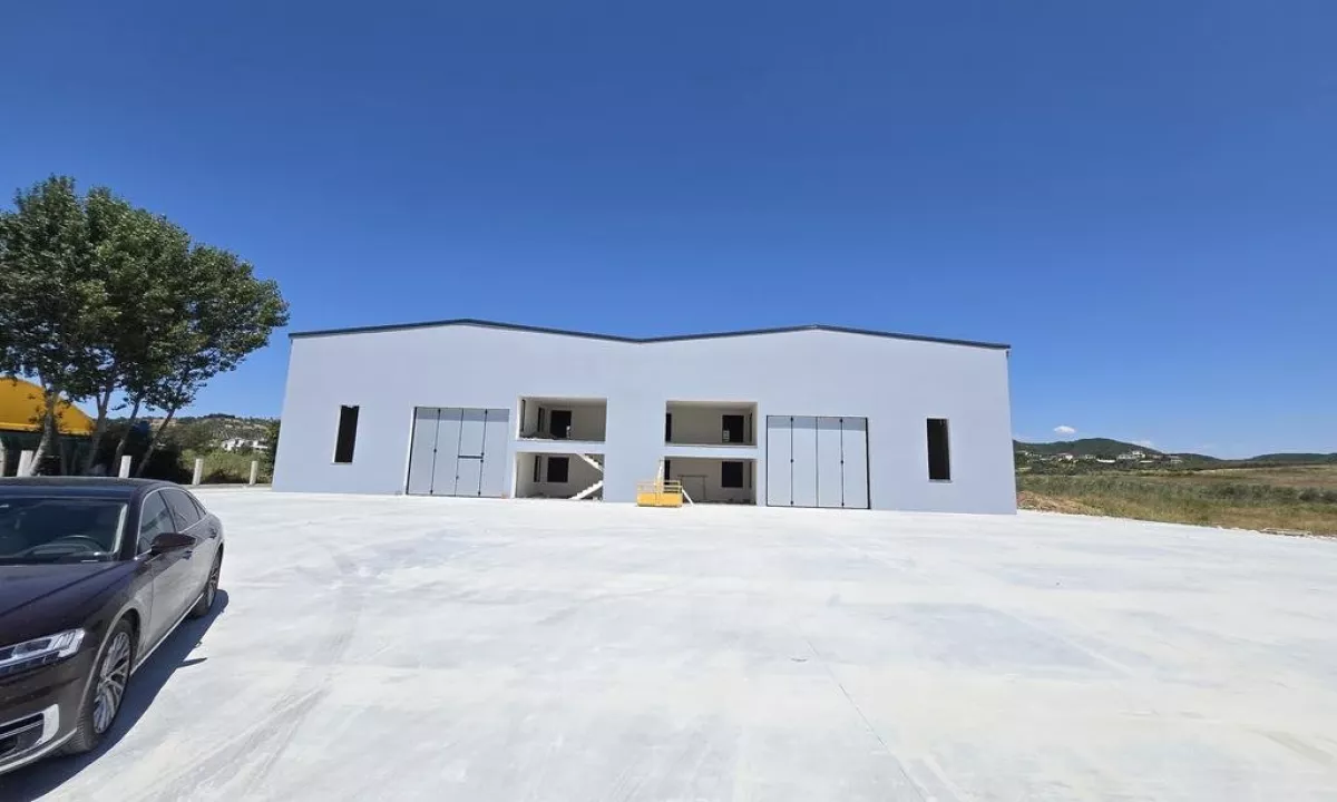 Shitet , Kapanon buze Rruges Kryesore Maminas-Manez