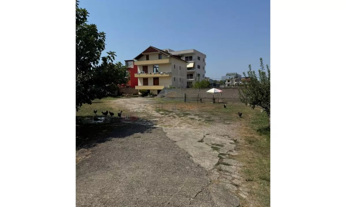 Shtepi ne shitje Vila Luksoze ne Tirane, 7+1, Mobilimi Bosh, pa mobiluar, Pagesa 800,000  Euro.