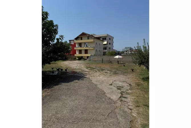 Shitet, Vilë 4-katëshe, Kashar.