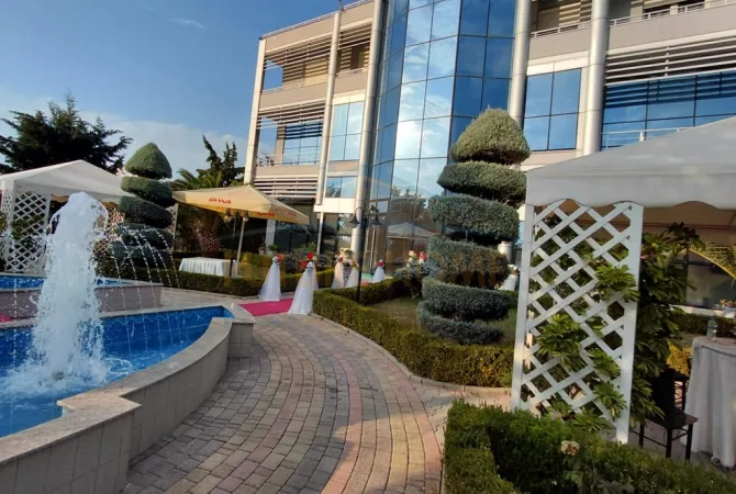 Ambiente Commerciale in Vendita 5+1 a Kavaja - 1,000,000 Euro