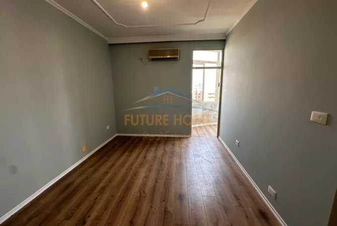 Shtepi ne shitje Apartament ne Tirane, 1+1, Mobilimi Bosh, pa mobiluar, Pagesa 140,000  Euro.