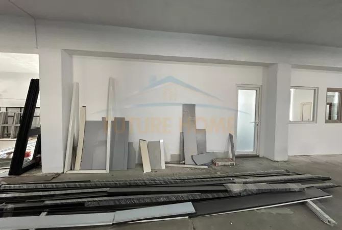 Ambiente Commerciale in Vendita 4+1 a Durazzo - 680,000 Euro