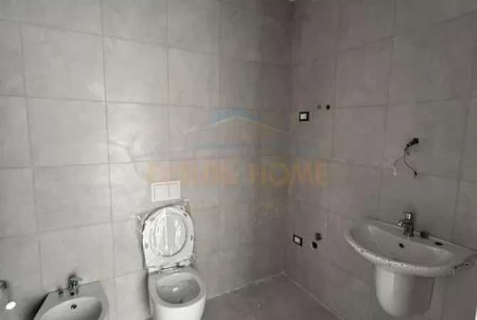 Shtepi ne shitje Apartament ne Tirane, 1+1, Mobilimi Bosh, pa mobiluar, Pagesa 210,000  Euro.