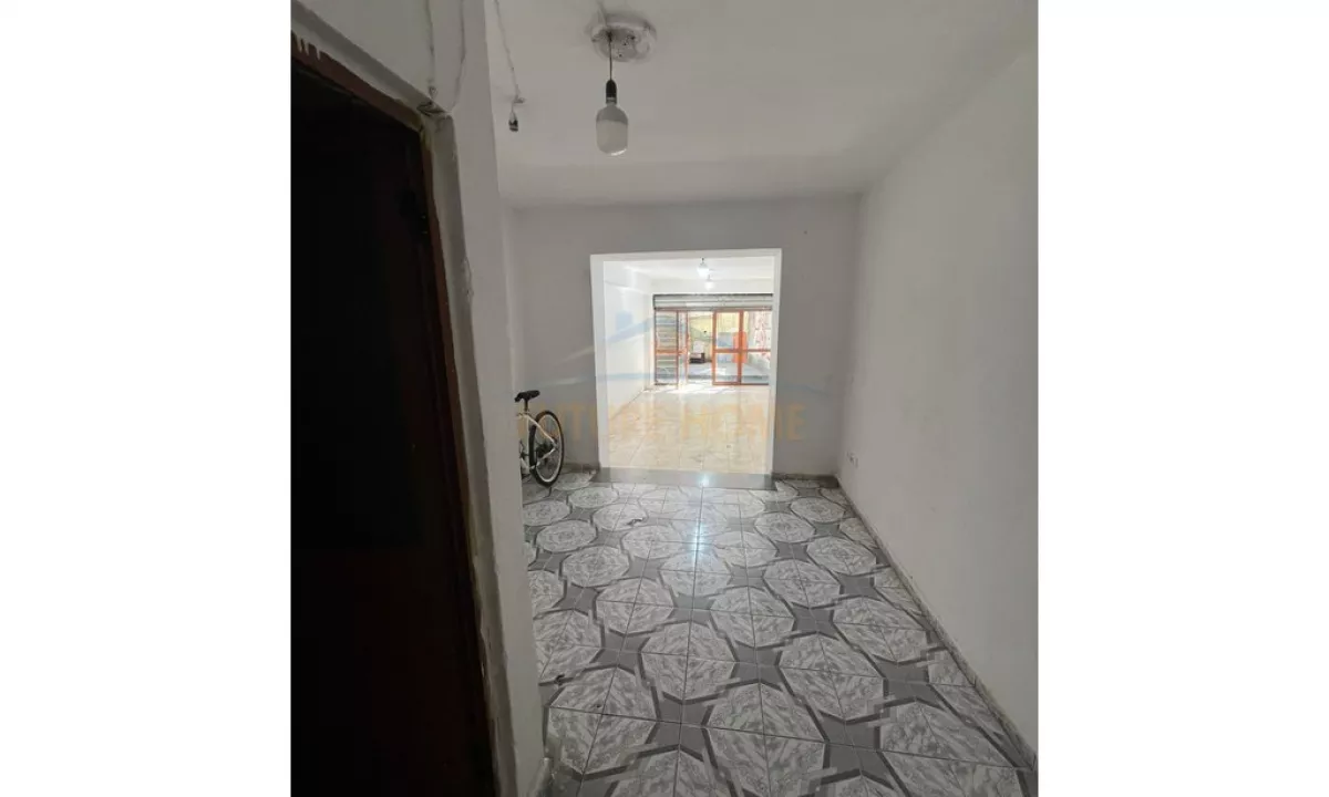 Shitet, Ambient Biznesi, Rruga Ferit Xhajko, Tirane.