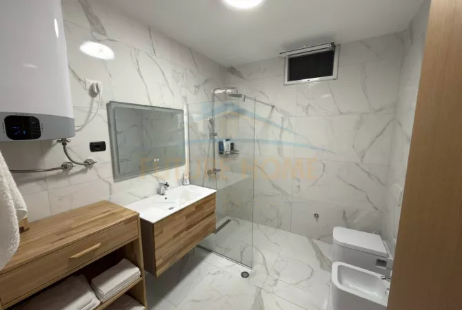 Shtepi ne shitje Apartament ne Tirane, 2+1, Mobilimi E mobiluar, Pagesa 165,000  Euro.