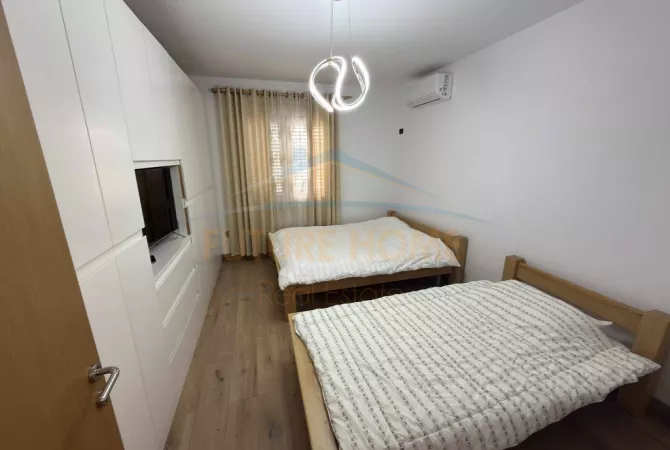 Shtepi ne shitje Apartament ne Tirane, 2+1, Mobilimi E mobiluar, Pagesa 165,000  Euro.