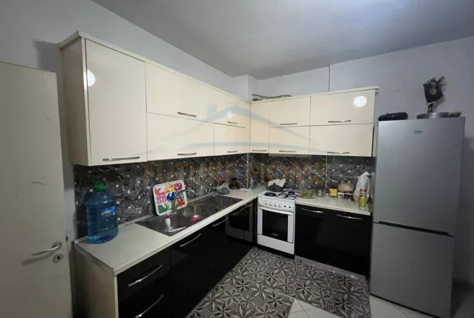 Shtepi ne shitje Apartament ne Tirane, 2+1, Mobilimi E mobiluar, Pagesa 120,000  Euro.