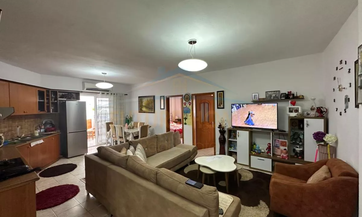 Shtepi ne shitje Apartament ne Tirane, 2+1, Mobilimi E mobiluar, Pagesa 160,000  Euro.