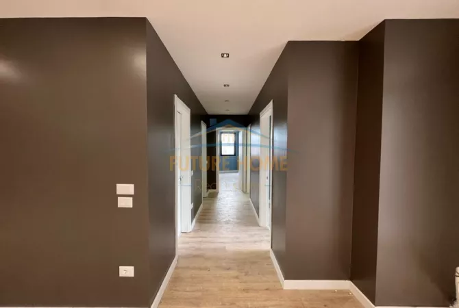 Shtepi ne shitje Apartament ne Tirane, 3+1, Mobilimi Bosh, pa mobiluar, Pagesa 200,000  Euro.