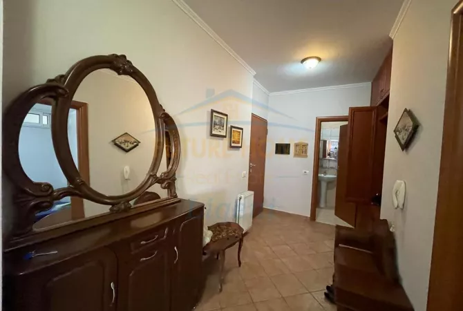 Apartament 3+1, Komuna e Parisit, Tiranë.