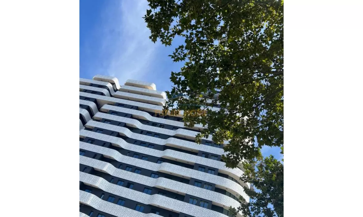 Ambient per zyra me qira,Kompleksi Corner,Selite