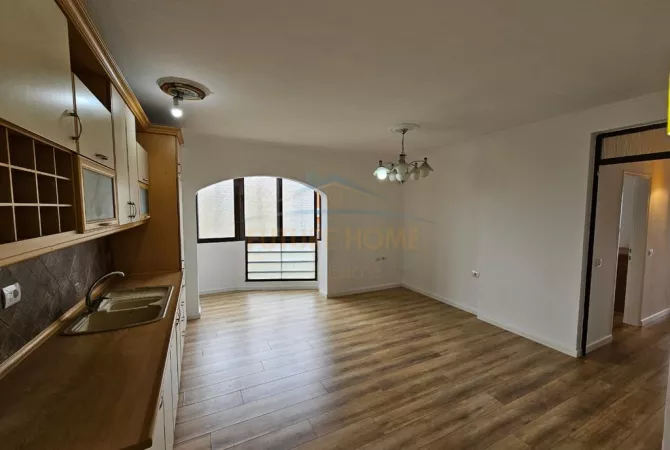 Shtepi ne shitje Apartament ne Tirane, 2+1, Mobilimi Bosh, pa mobiluar, Pagesa 165,000  Euro.