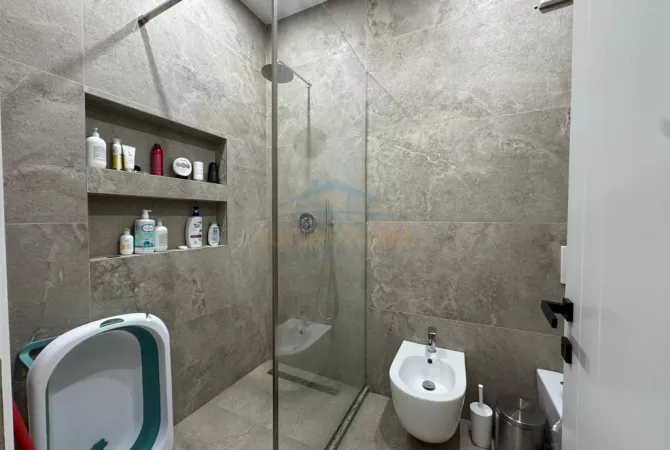 Shtepi ne shitje Apartament ne Tirane, 2+1, Mobilimi E mobiluar, Pagesa 180,000  Euro.