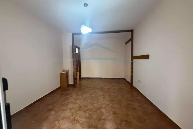 Apartament 2+1+2, Komuna Parisit