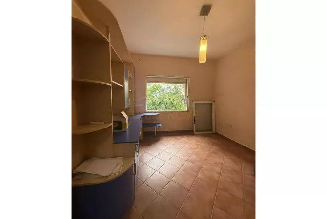 Shtepi ne shitje Apartament ne Tirane, 2+1, Mobilimi Bosh, pa mobiluar, Pagesa 320,000  Euro.