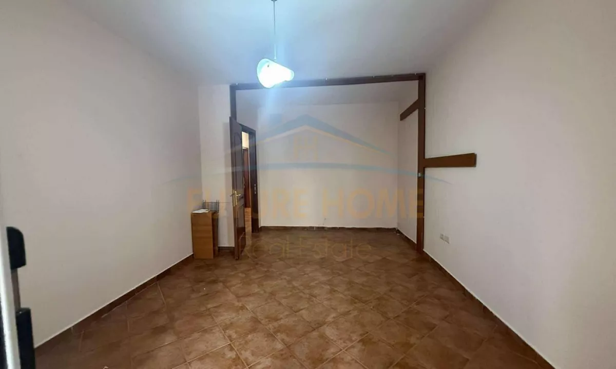 Shtepi ne shitje Apartament ne Tirane, 2+1, Mobilimi Bosh, pa mobiluar, Pagesa 320,000  Euro.