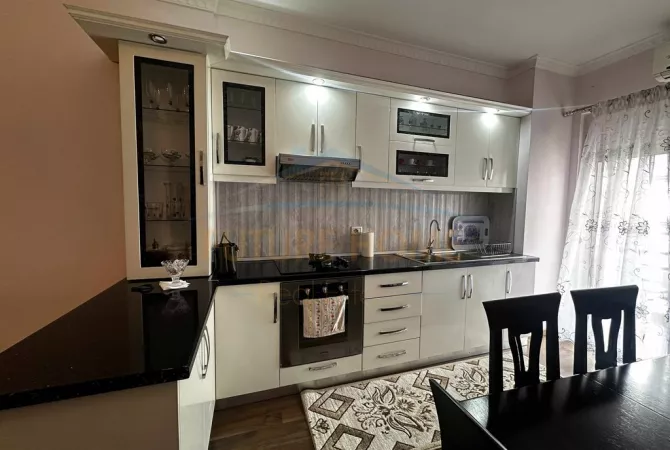 Shtepi ne shitje Apartament ne Tirane, 2+1, Mobilimi E mobiluar, Pagesa 165,000  Euro.