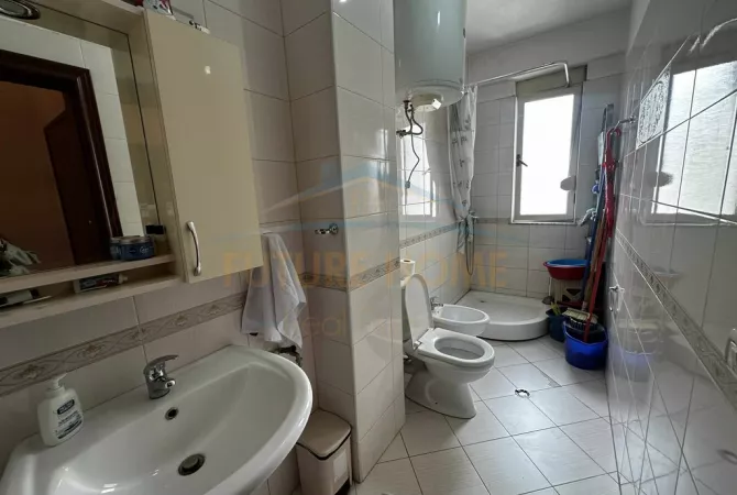 Shtepi ne shitje Apartament ne Tirane, 2+1, Mobilimi E mobiluar, Pagesa 165,000  Euro.