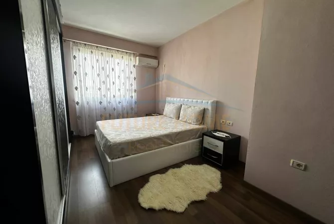 Shtepi ne shitje Apartament ne Tirane, 2+1, Mobilimi E mobiluar, Pagesa 165,000  Euro.