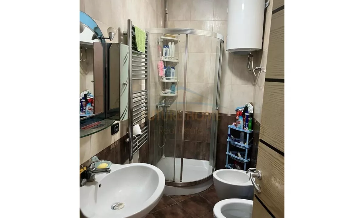 Shtepi ne shitje Apartament ne Tirane, 2+1, Mobilimi E mobiluar, Pagesa 165,000  Euro.