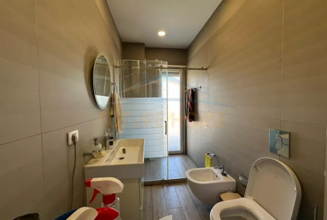 Shtepi ne shitje Apartament ne Tirane, 3+1, Mobilimi E mobiluar, Pagesa 250,000  Euro.