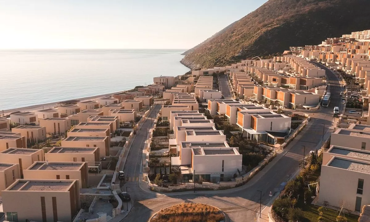 Shtepi ne shitje Apartament ne Himare, 2+1, Mobilimi Bosh, pa mobiluar, Pagesa 496,000  Euro.