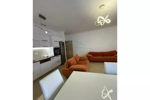 Shtepi ne shitje Apartament ne Tirane, 2+1, Mobilimi E mobiluar, Pagesa 270,000  Euro.