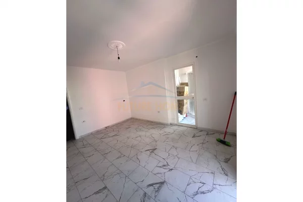 Shtepi ne shitje Apartament ne Tirane, 1+1, Mobilimi Bosh, pa mobiluar, Pagesa 159,100  Euro.