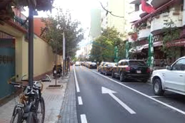 Qira, Ambient, Blloku, Tiranë.