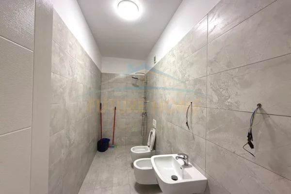 Shtepi ne shitje Apartament ne Tirane, 2+1, Mobilimi Bosh, pa mobiluar, Pagesa 185,000  Euro.