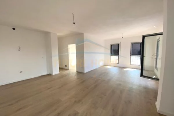 Shtepi ne shitje Apartament ne Tirane, 2+1, Mobilimi Bosh, pa mobiluar, Pagesa 351,200  Euro.