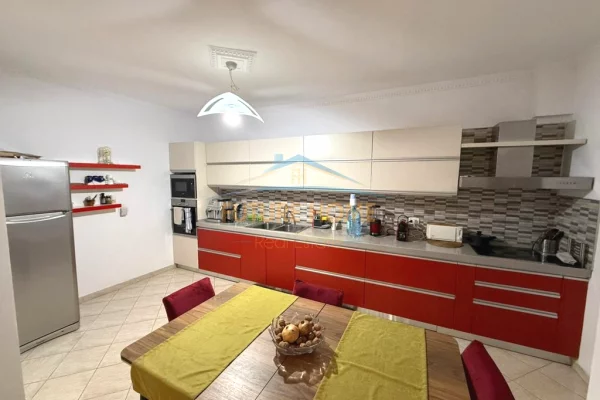 Shtepi ne shitje Apartament ne Tirane, 2+1, Mobilimi E mobiluar, Pagesa 250,000  Euro.