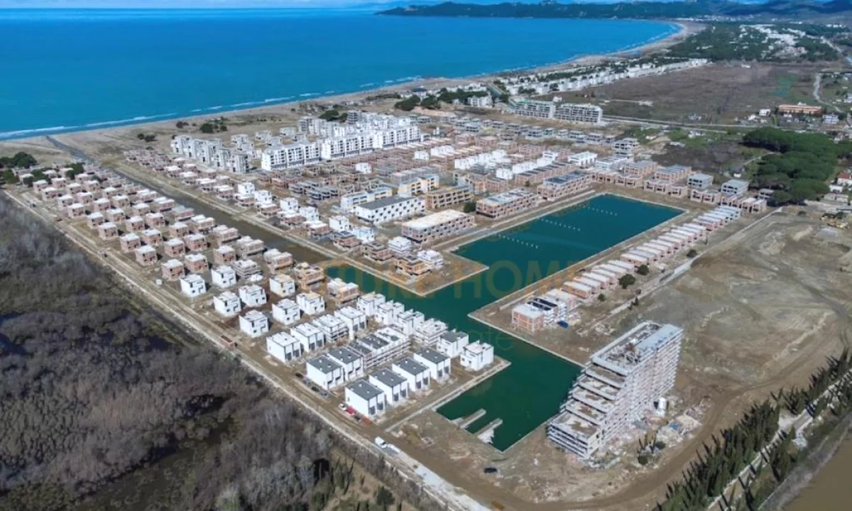 Shtepi ne shitje Vila Luksoze ne Durres, 2+1, Mobilimi Bosh, pa mobiluar, Pagesa 450,000  Euro.