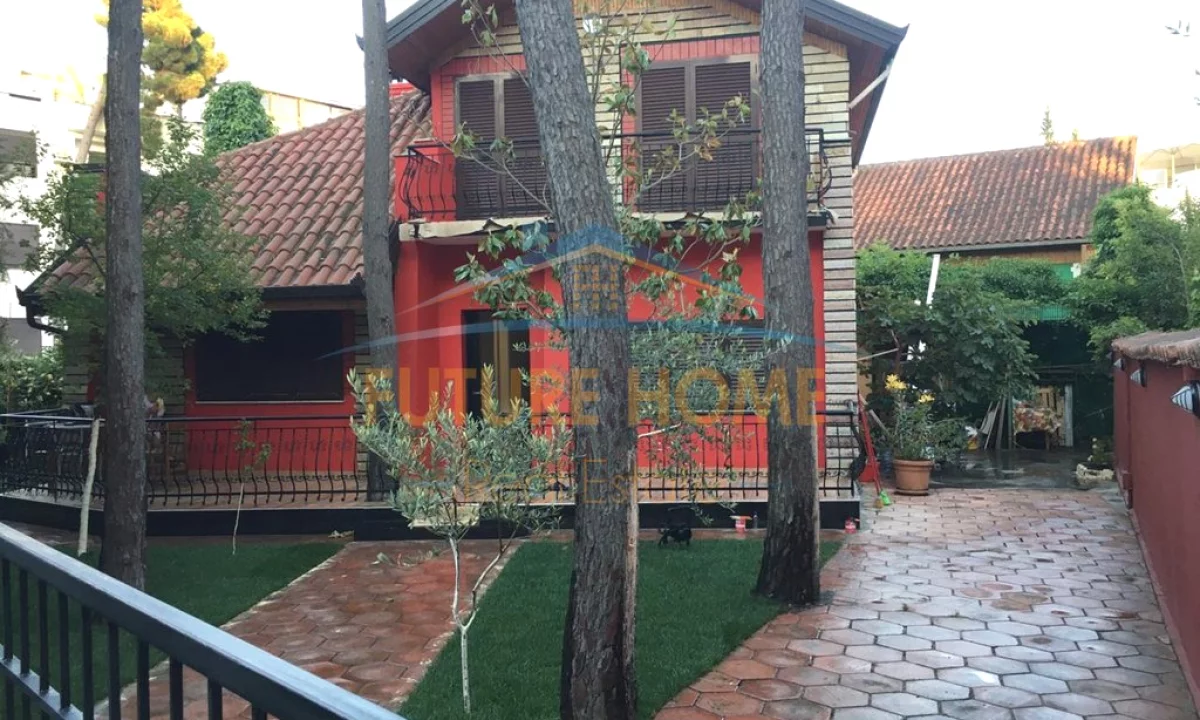 Shtepi ne shitje Vila Luksoze ne Durres, 4+1, Mobilimi E mobiluar, Pagesa 370,000  Euro.