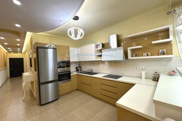 Shitet, Penthouse, Rruga e Dajtit, Fresku