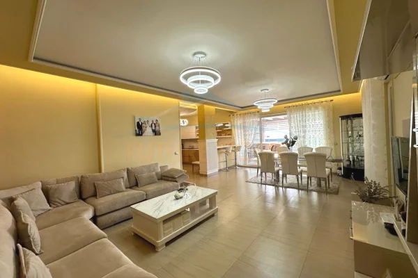 Shtepi ne shitje Penthose(kati i fundit panoramik) ne Tirane, 2+1, Mobilimi E mobiluar, Pagesa 260,000  Euro.