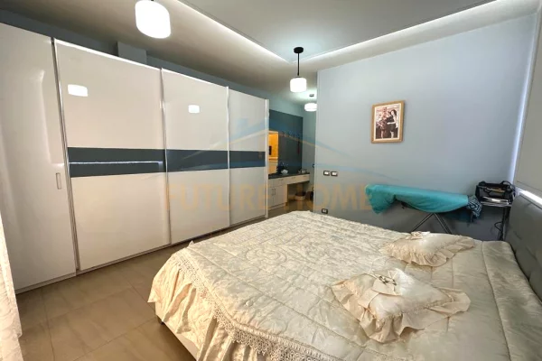 Shtepi ne shitje Penthose(kati i fundit panoramik) ne Tirane, 2+1, Mobilimi E mobiluar, Pagesa 260,000  Euro.