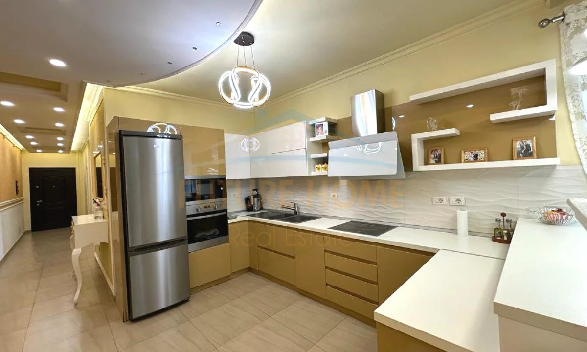 Shtepi ne shitje Penthose(kati i fundit panoramik) ne Tirane, 2+1, Mobilimi E mobiluar, Pagesa 260,000  Euro.