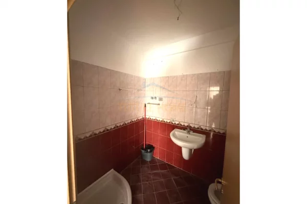 Shtepi ne shitje Apartament ne Tirane, 2+1, Mobilimi Bosh, pa mobiluar, Pagesa 225,000  Euro.