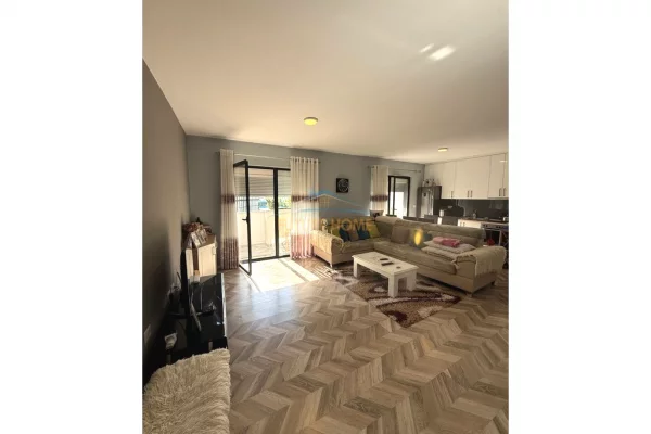 Apartament 2+1, Rruga 5 Maji, Tiranë.