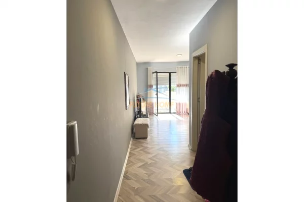 Shtepi ne shitje Apartament ne Tirane, 2+1, Mobilimi E mobiluar, Pagesa 215,900  Euro.