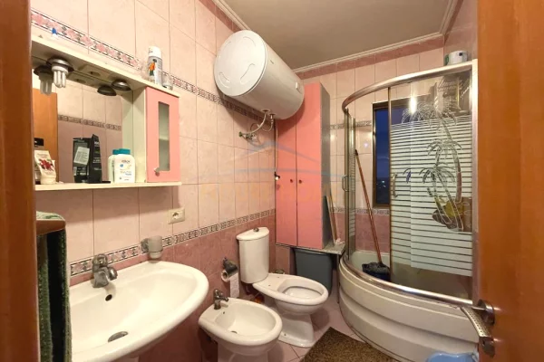 Shtepi ne shitje Apartament ne Tirane, 2+1, Mobilimi E mobiluar, Pagesa 128,000  Euro.