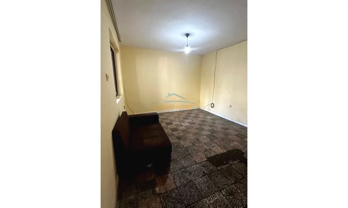 Shtepi ne shitje Apartament ne Tirane, 1+1, Mobilimi Bosh, pa mobiluar, Pagesa 118,000  Euro.