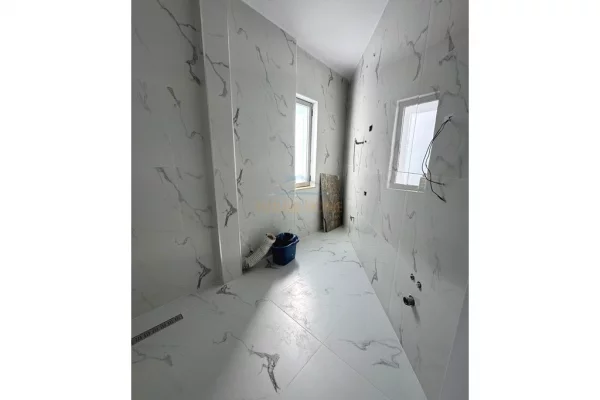 Shtepi ne shitje Apartament ne Tirane, 1+1, Mobilimi Bosh, pa mobiluar, Pagesa 105,000  Euro.