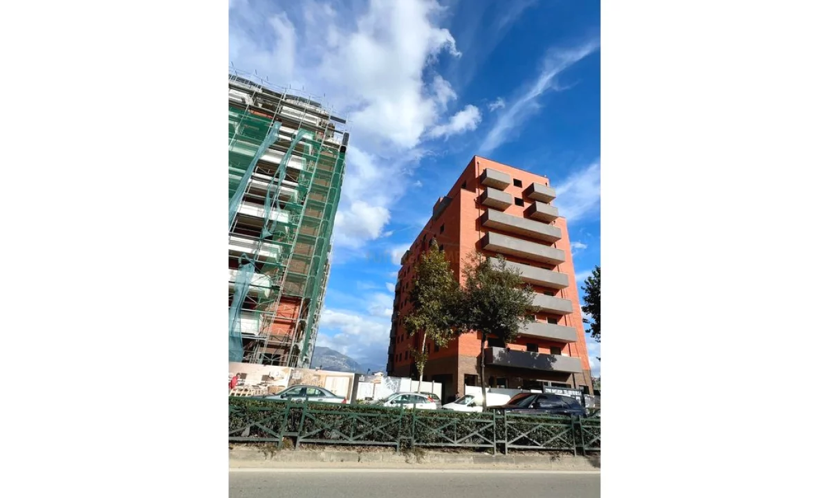 Shtepi ne shitje Apartament ne Tirane, 2+1, Mobilimi Bosh, pa mobiluar, Pagesa 99,765  Euro.