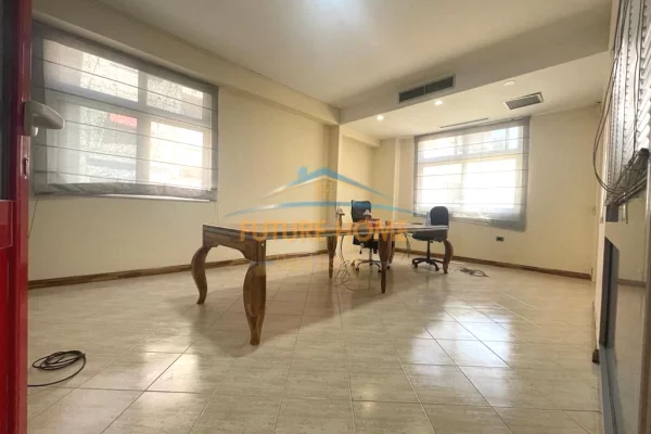 Shtepi ne shitje Apartament ne Tirane, 3+1, Mobilimi Bosh, pa mobiluar, Pagesa 240,000  Euro.