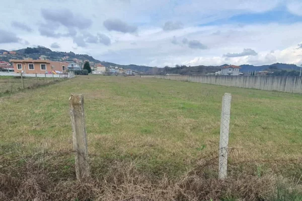 Truall ose Toke ne Tirane - 100,000 Euro