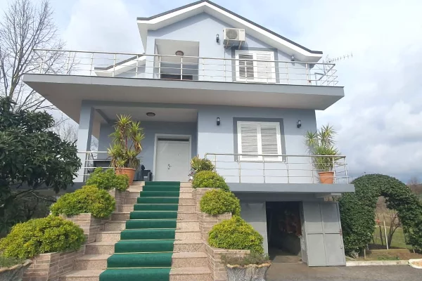 Shtepi ne shitje Vila Luksoze ne Tirane, 6+1, Mobilimi E mobiluar, Pagesa 1,200,000  Euro.