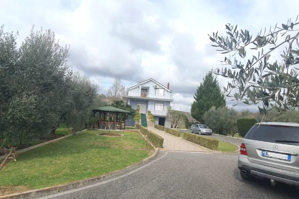 Shtepi ne shitje Vila Luksoze ne Tirane, 6+1, Mobilimi E mobiluar, Pagesa 1,200,000  Euro.